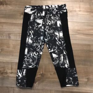 FABLETICS: BLACK/WHITE CROPPED LEGGINGS